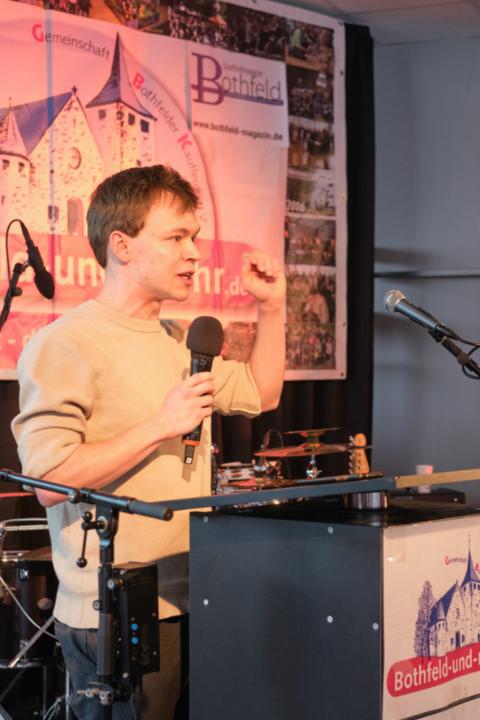 Am Rednerpult steht Timon Dzienus von den Grünen