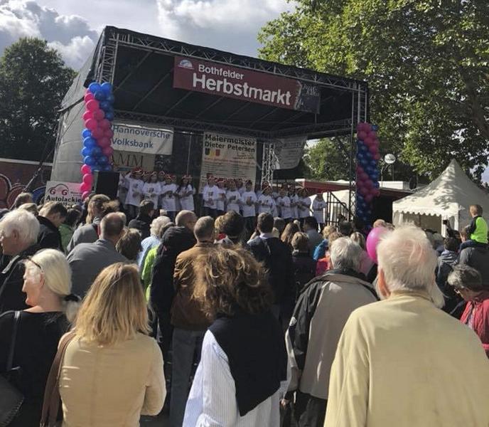 Familienfest auf dem 28. Bothfelder Herbstmarkt. Menschen stehen vor einer Bühne