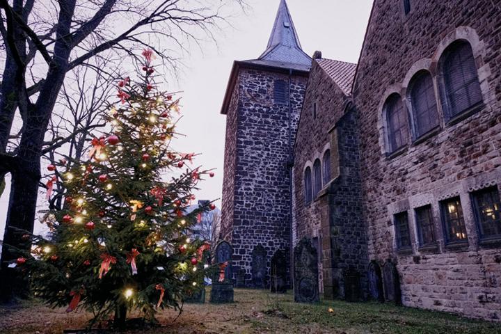 Weinnachtsmarkt steht vor Kirche - Foto von Joerg Palm