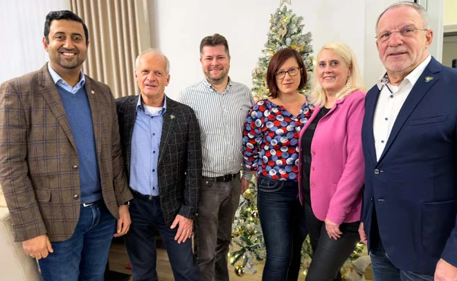 Kleingartenvereins Flora e.V. - 6 Personen posieren stehend vor der Kamera.
