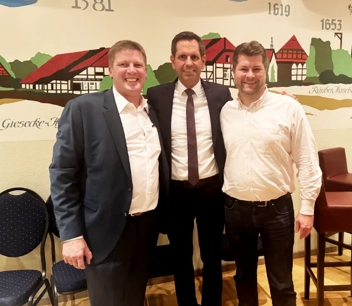 v.l.: SPD-Ortsvereinsvorsitzender Groß-Buchholz Sven Martin, Ministerpräsident Nieders. Olaf Lies, SPD-Ratsherr Florian Spiegelhauer